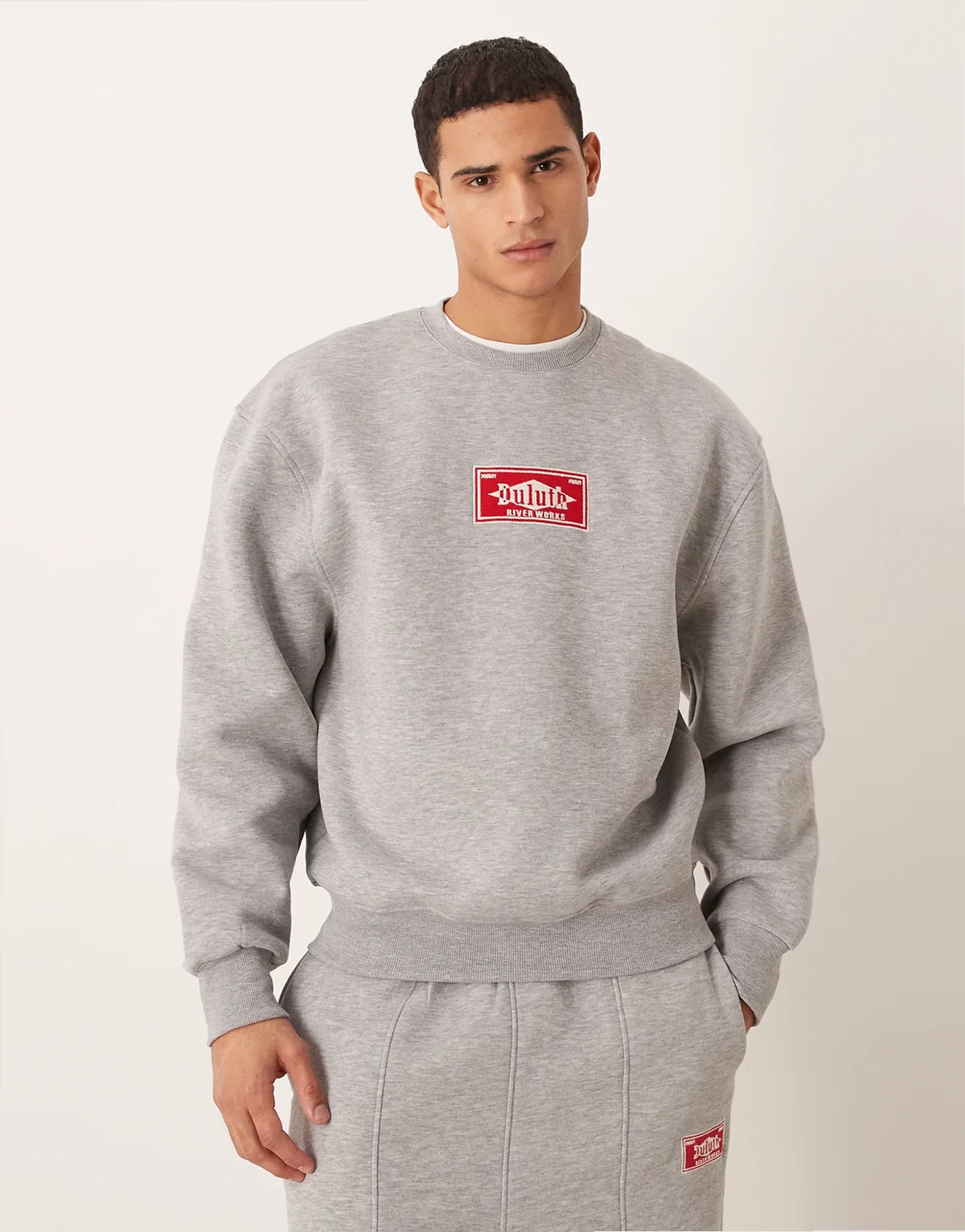 – Oversize-Sweatshirt in Grau meliert mit Stickerei auf der Brust, Kombiteil