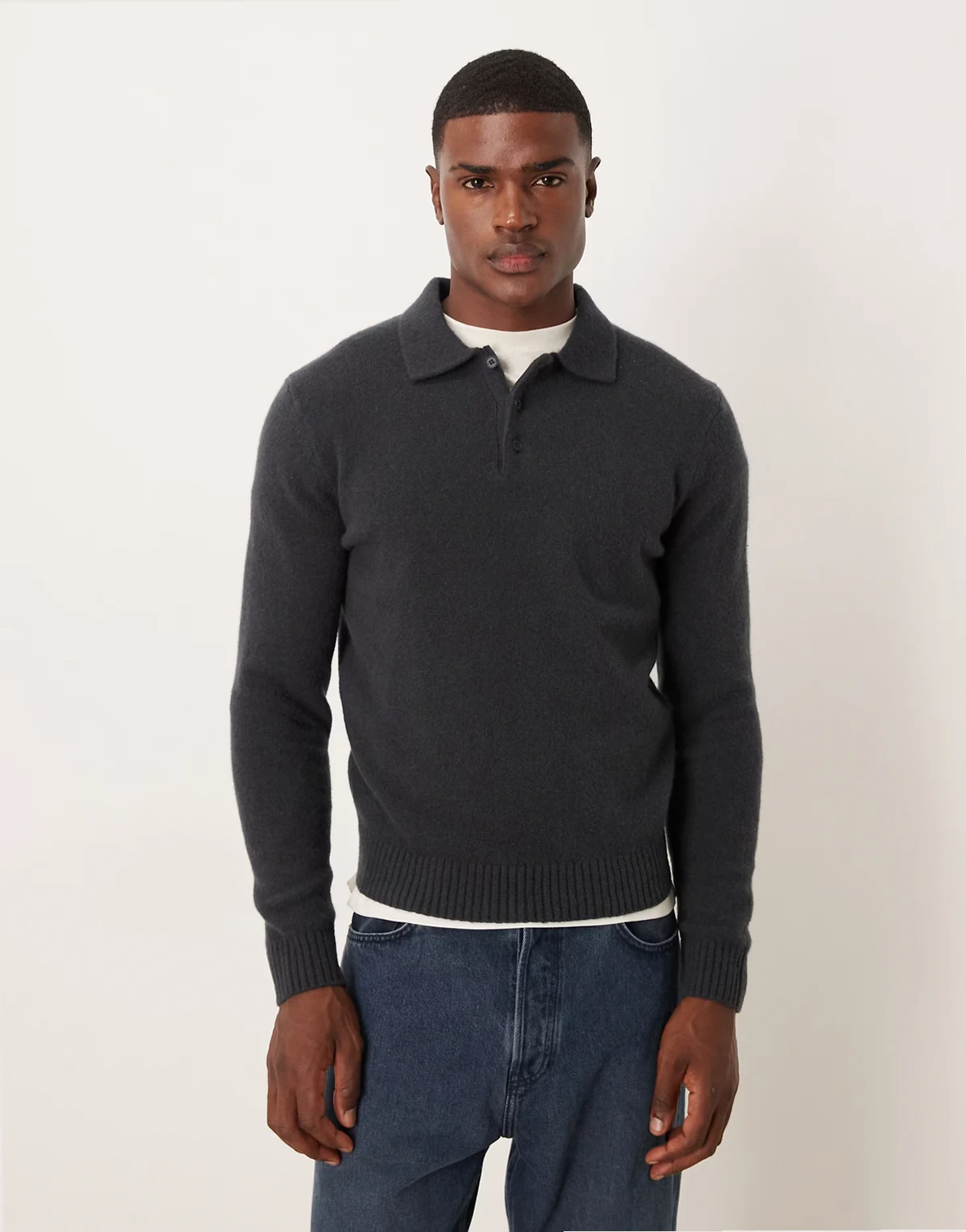 – Niebieski sweter z kołnierzykiem polo i wycięciem przy dekolcie