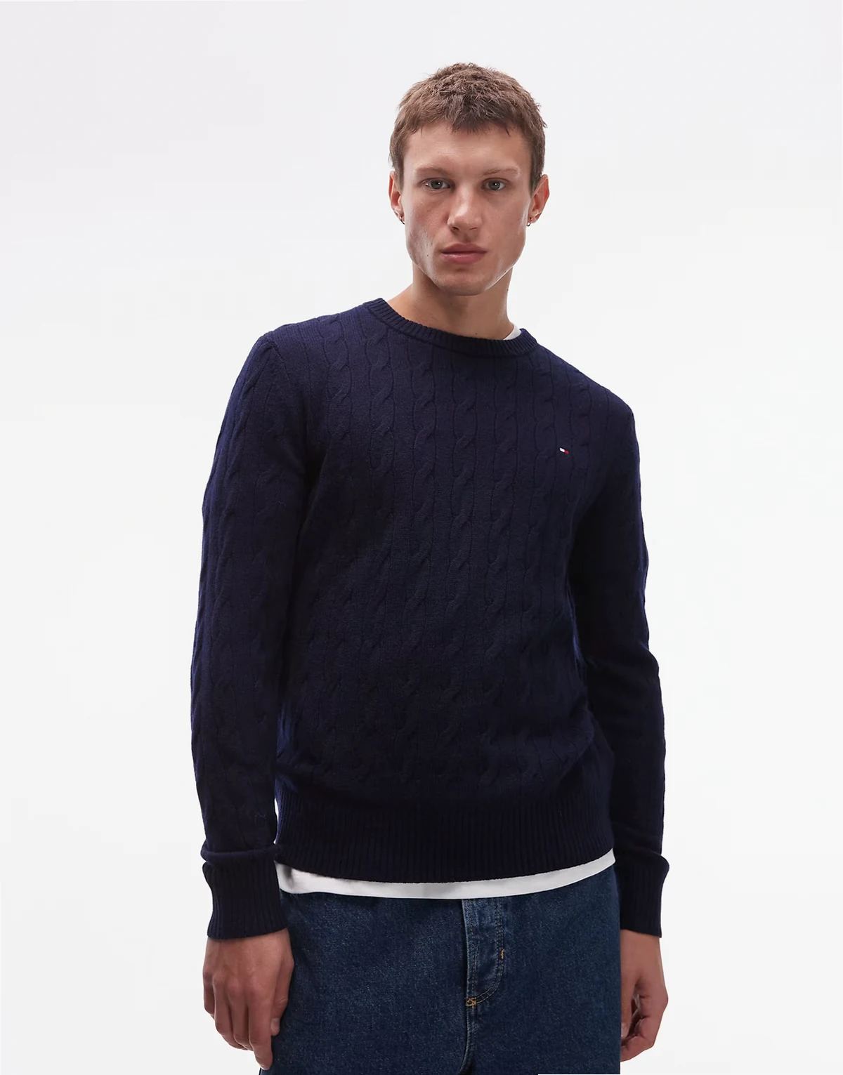 – Granatowy sweter o warkoczowym splocie z jagnięcej wełny