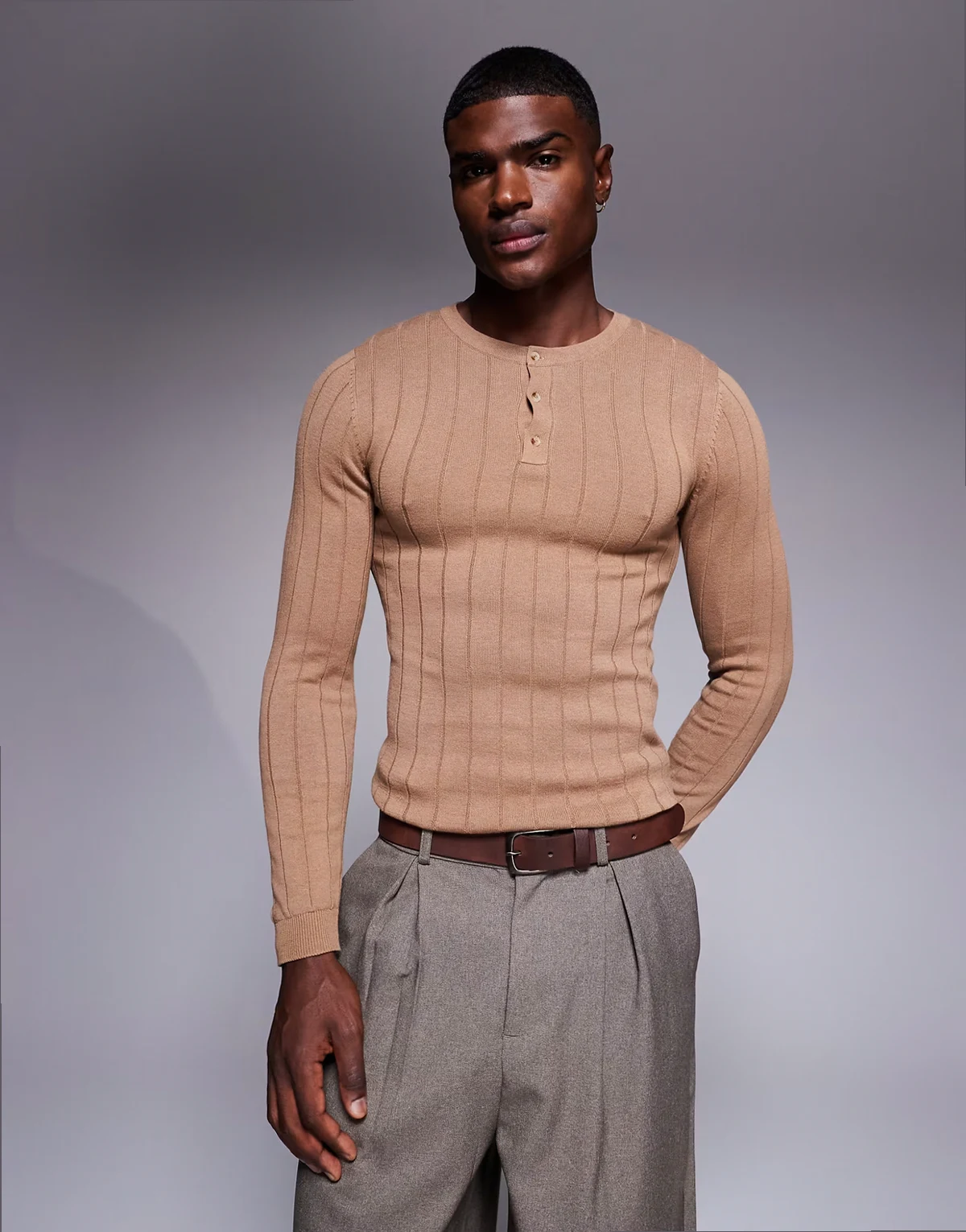 – Langärmliges, figurbetontes Henley-T-Shirt aus Rippstrick in Hellbraun