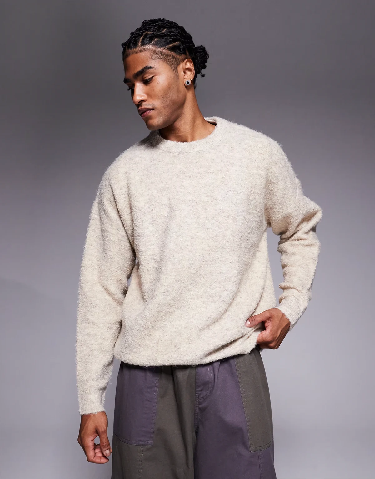 – Oversize-Strickpullover aus Bouclé in Hellbeige mit Rundhalsausschnitt