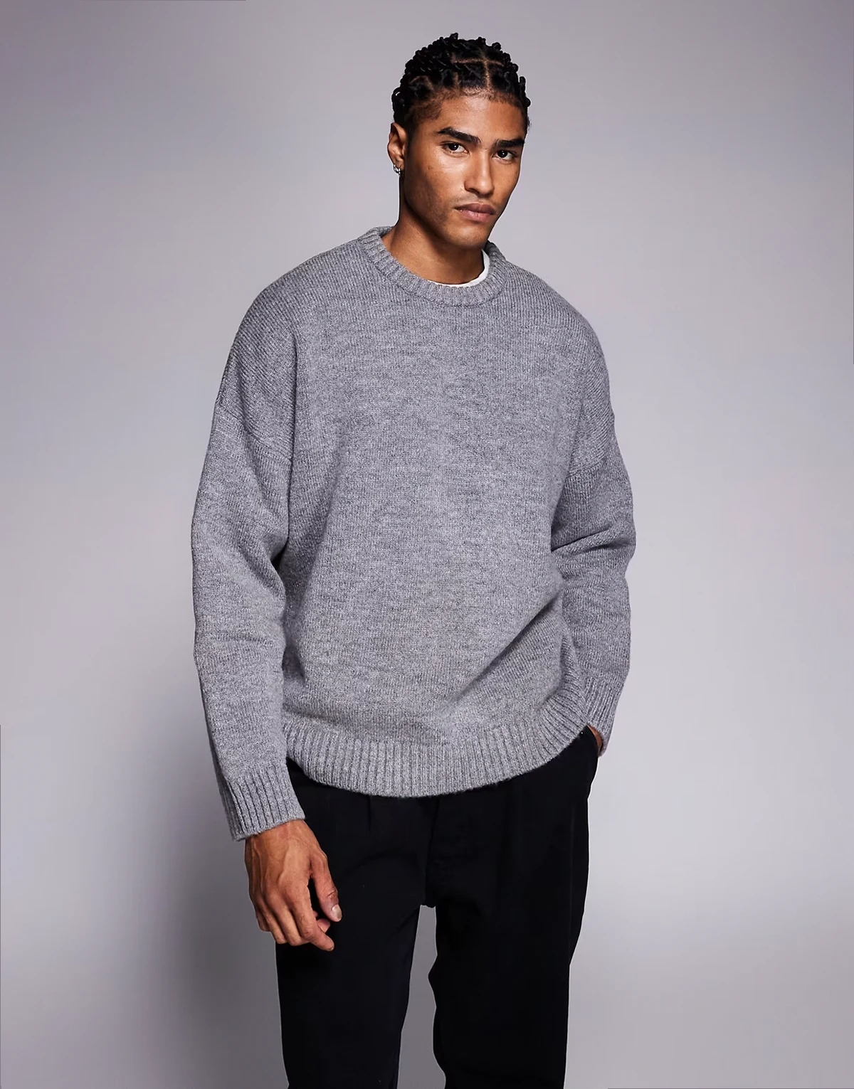 – Strukturierter Oversize-Strickpullover in Grau mit Rundhalsausschnitt