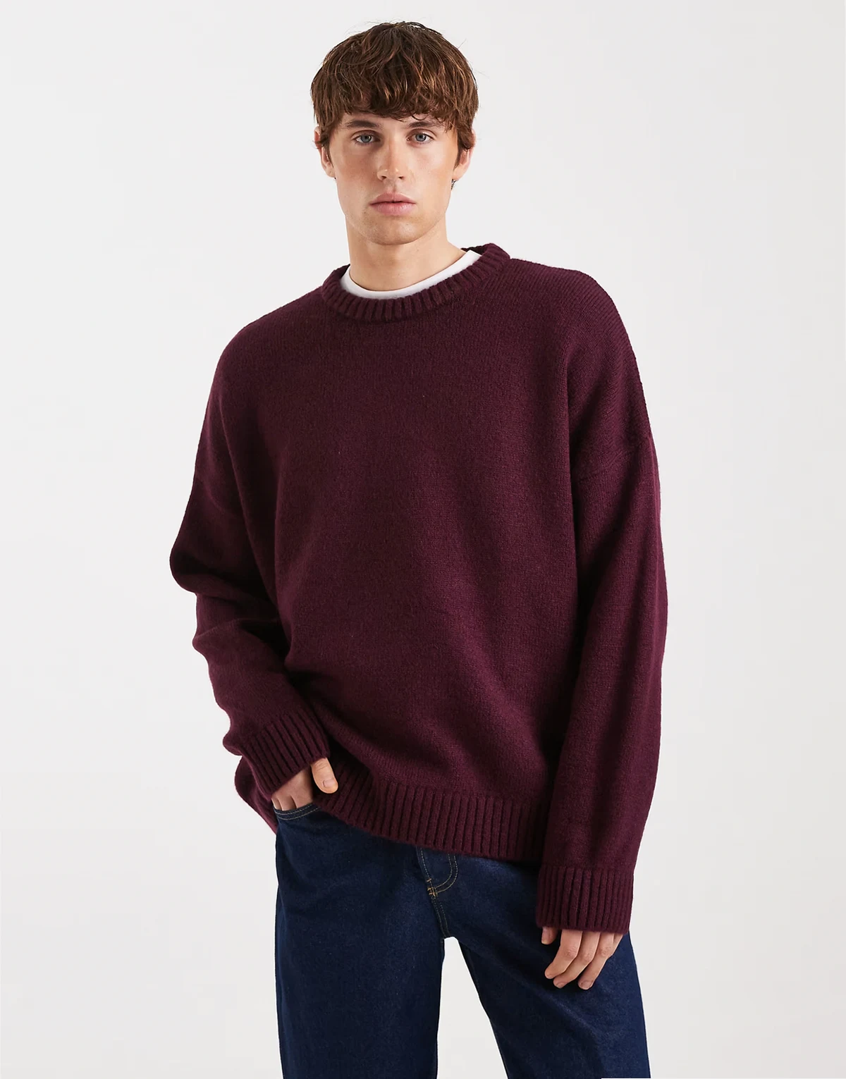 – Strukturierter Oversize-Strickpullover in Burgunderrot mit Rundhalsausschnitt