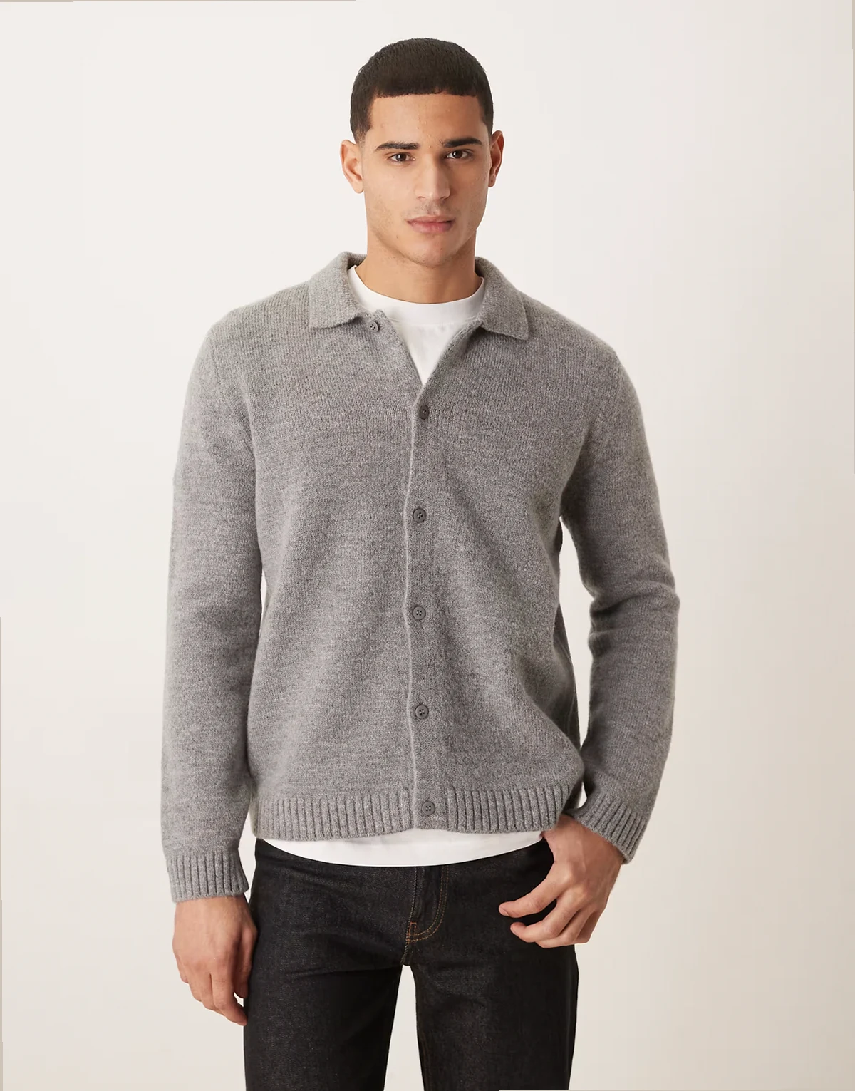 – Locker geschnittene Polo-Strickjacke in Grau mit Knopfleiste