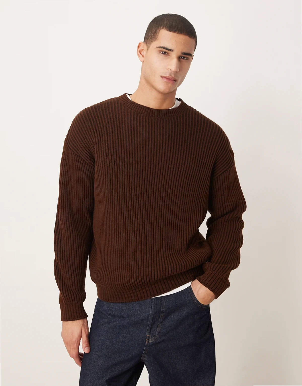 – Langärmliger, gerippter Relaxed-Fit-Strickpullover in Braun mit Rundhalsausschnitt