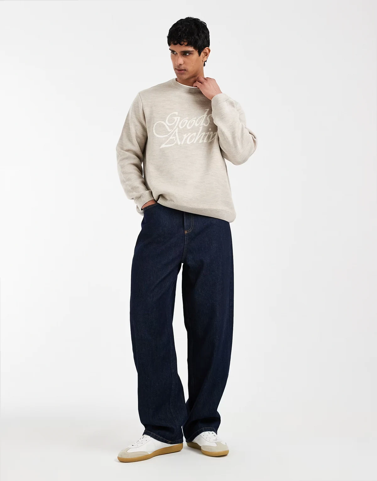 – Oversize-Strickpullover in Steinbeige mit Rundhalsausschnitt und „Good Archives“-Grafik