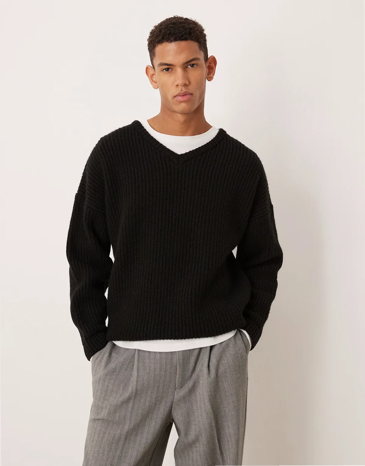– Gerippter Oversize-Strickpullover in Schwarz mit V-Ausschnitt