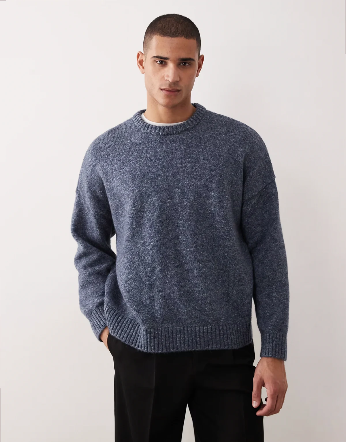 – Kastiger Strickpullover in Jeansblau mit extremer Oversize-Passform