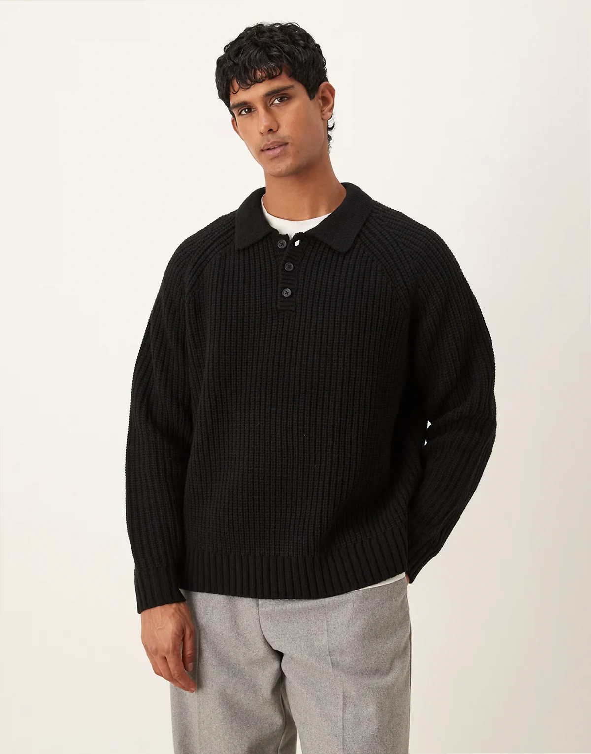 – Gerippter Oversize-Strickpullover aus schwerem Wollmix in Schwarz mit Polokragen