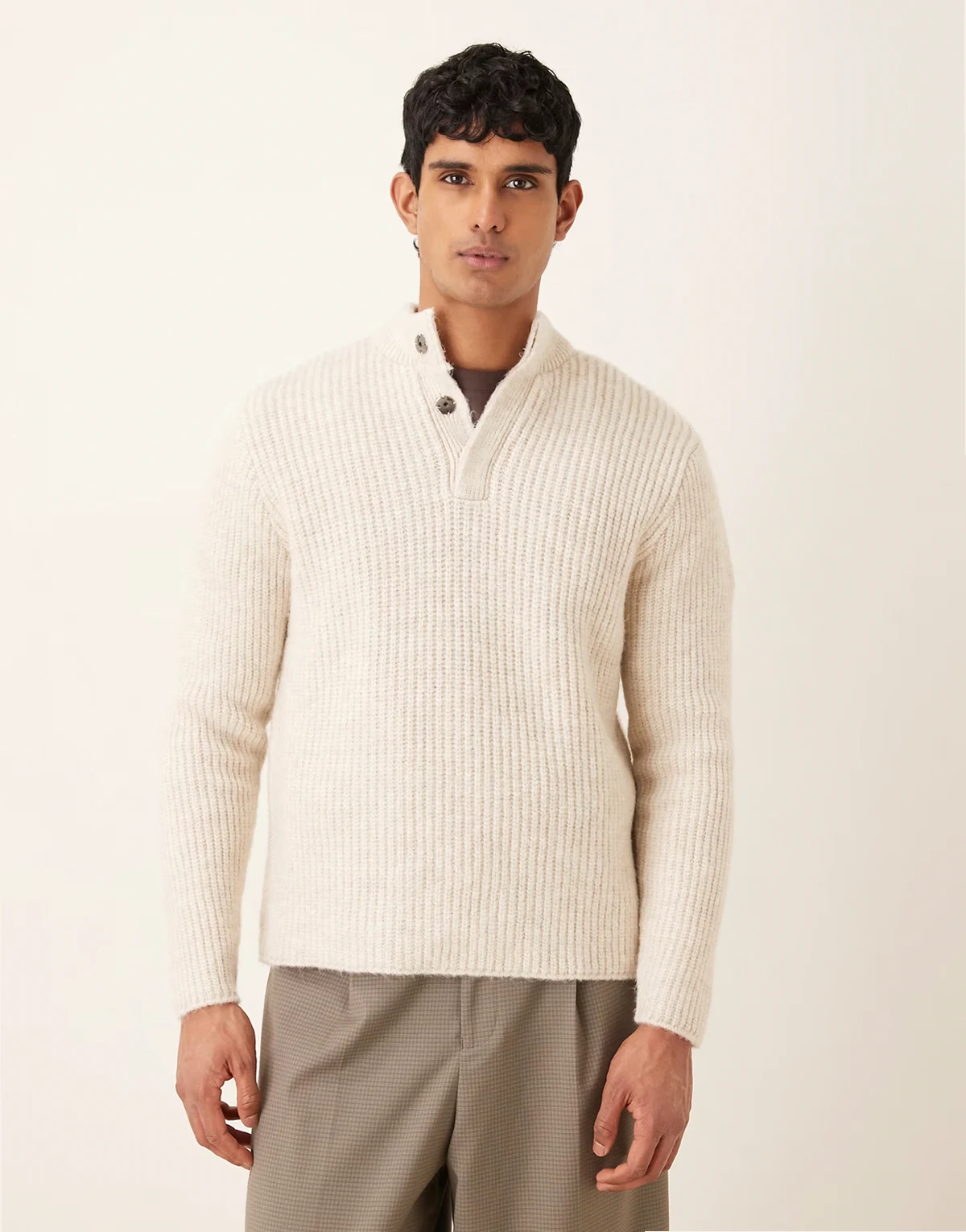 – Oversize-Pullover aus Rippstrick in Ecru mit Stehkragen