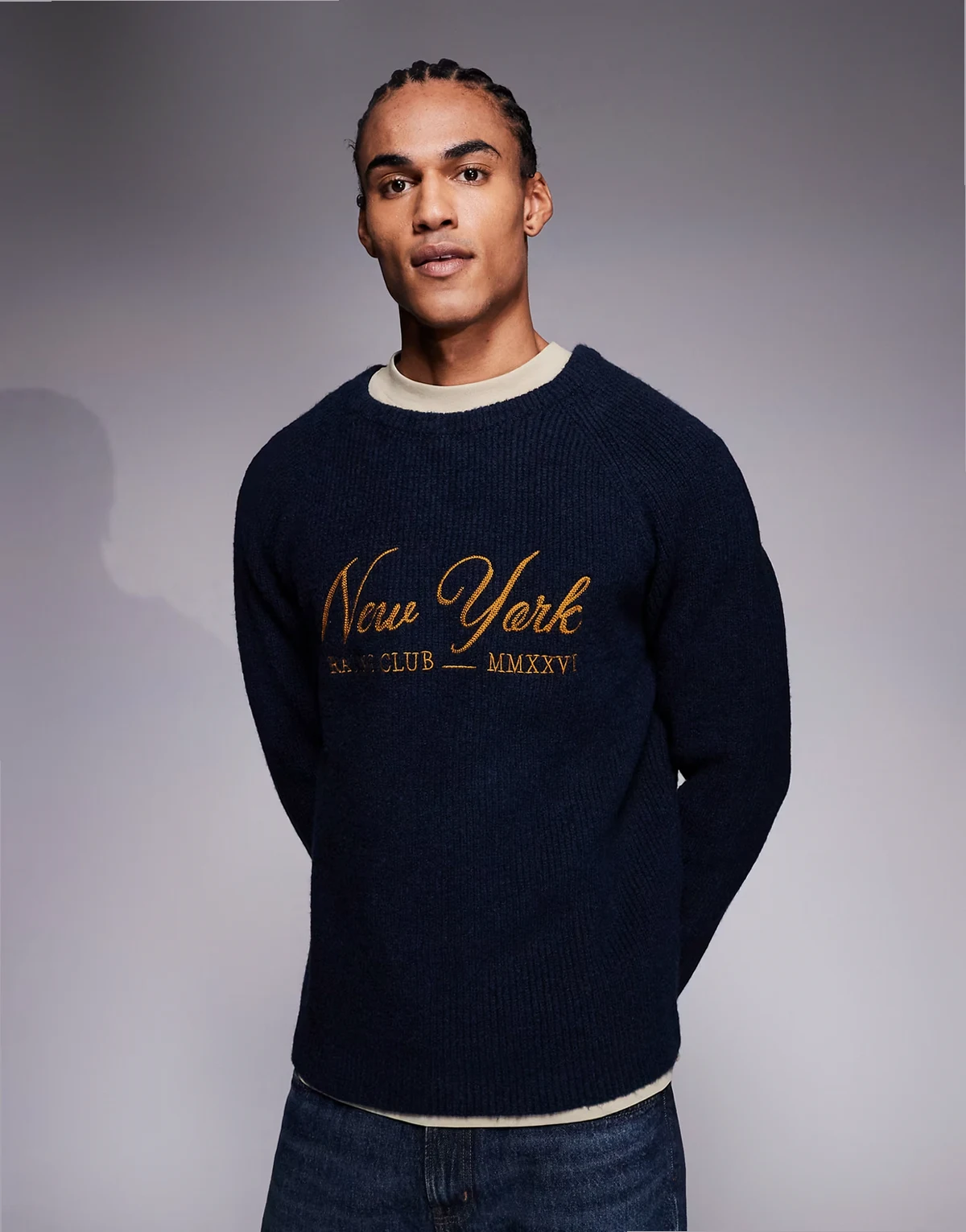 – Locker geschnittener, gerippter Strickpullover in Marineblau mit „New York“-Vintage-Grafikprint