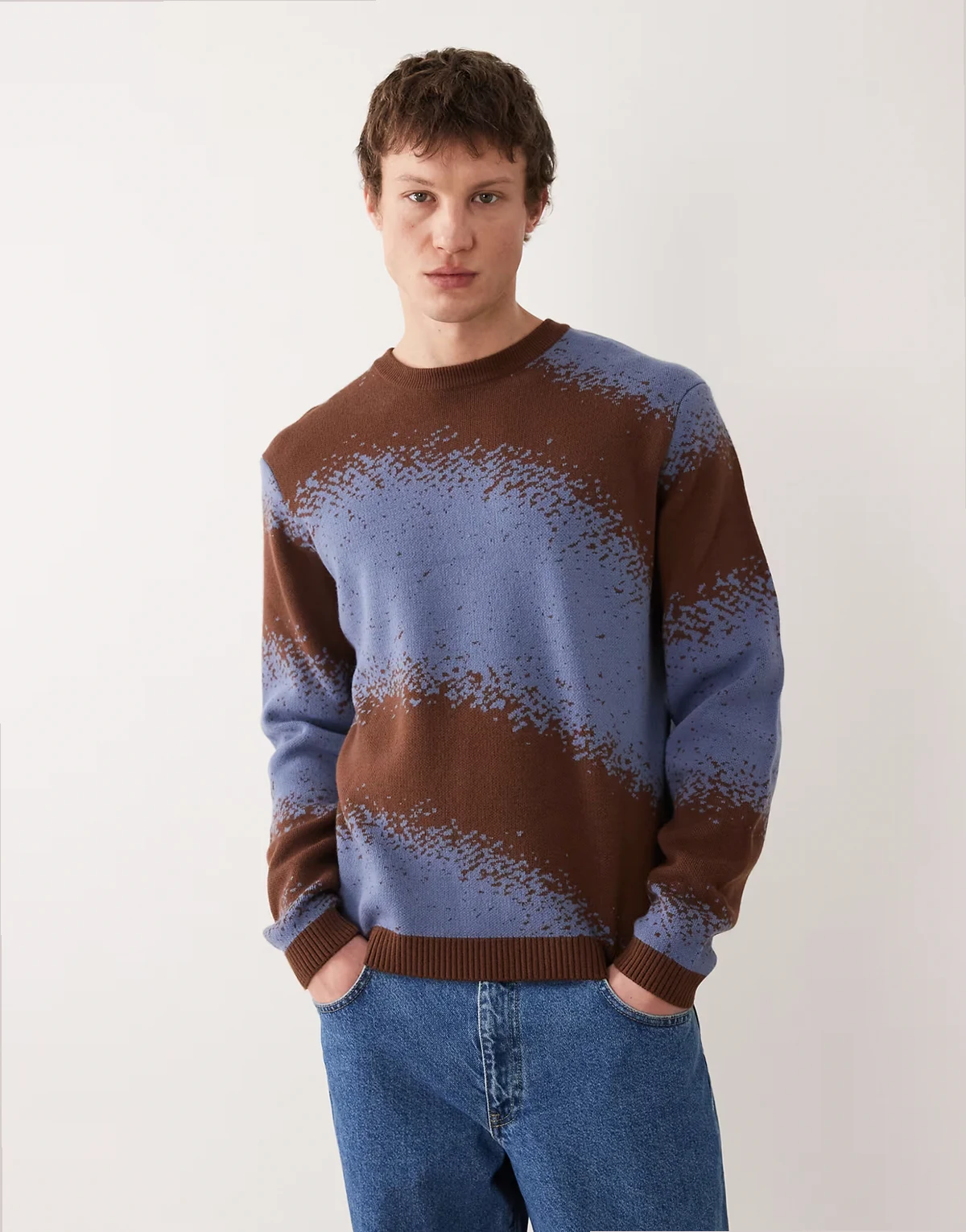 – Strickpullover in Braun und Blau mit Grafik