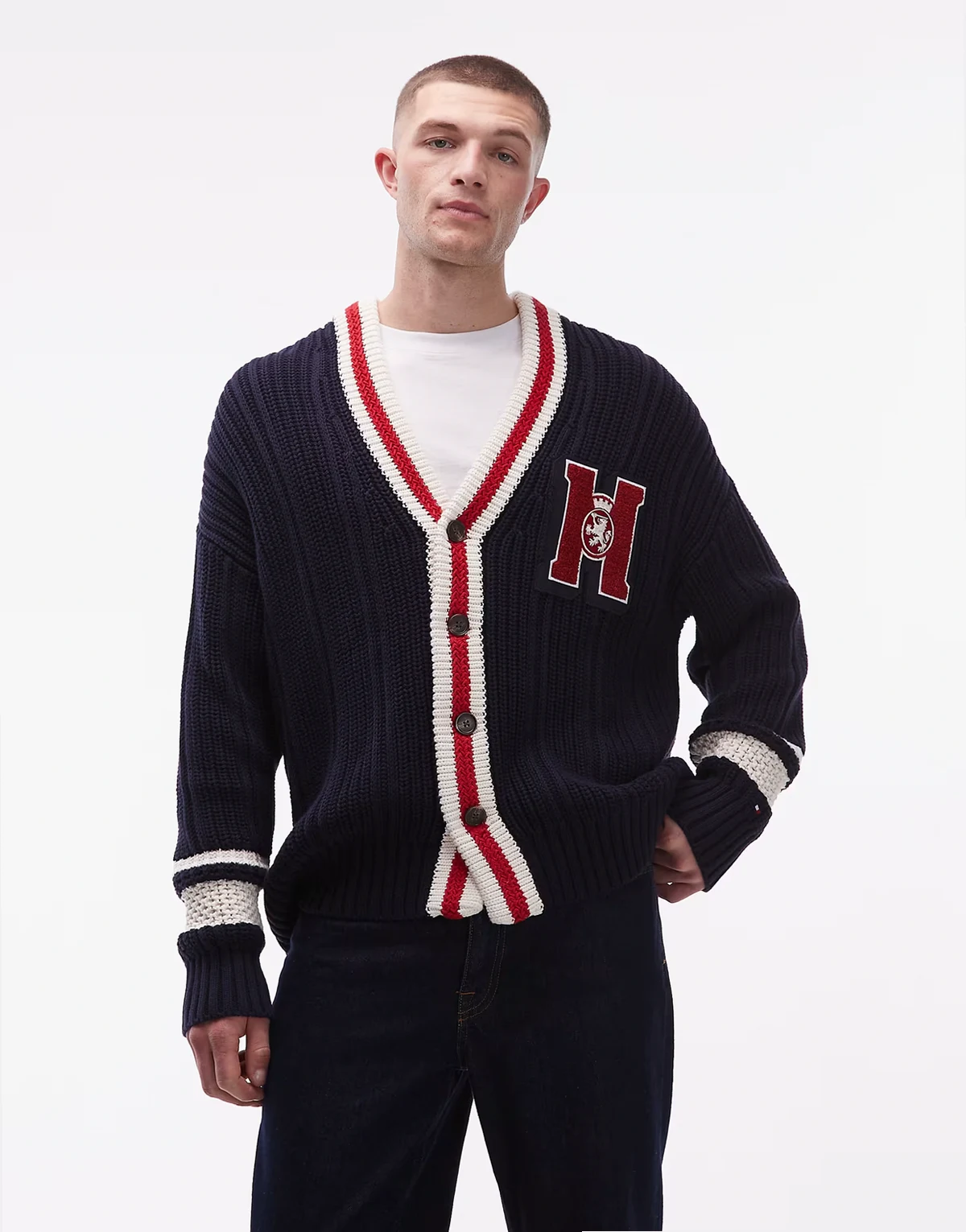 – Granatowo-czerwony kardigan z haftowanym logo