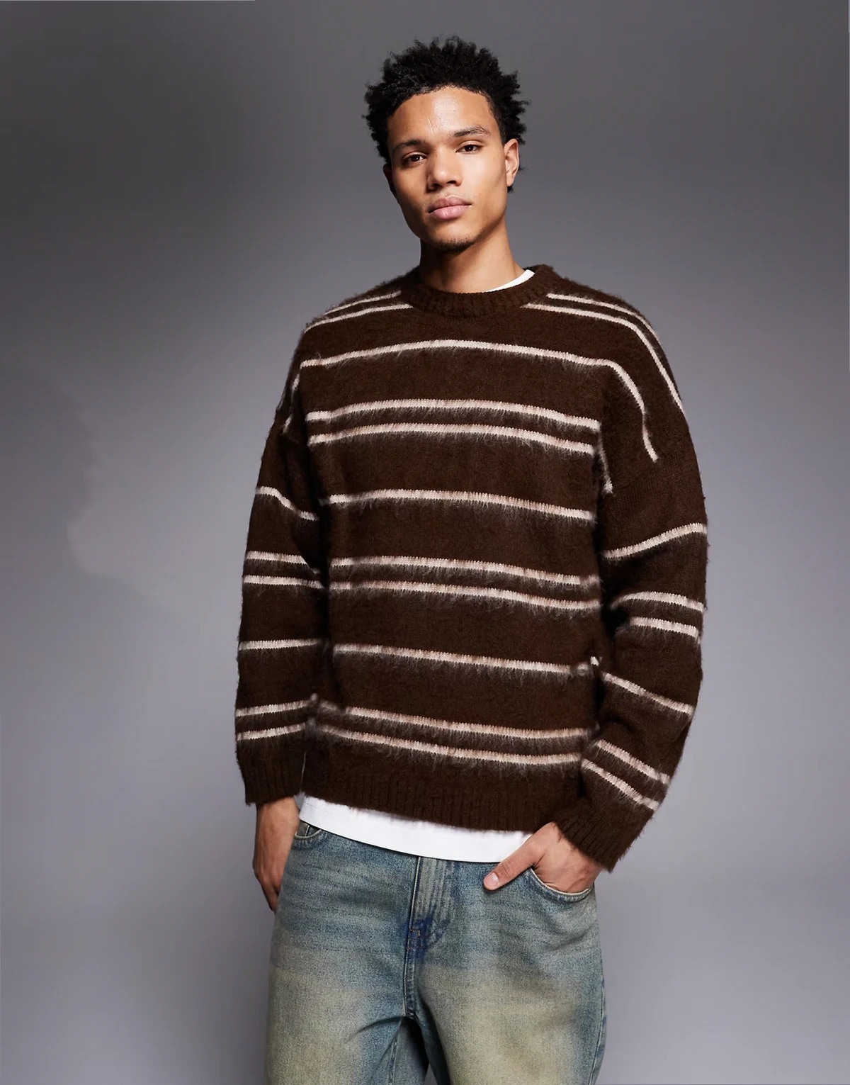 – Superflauschiger Oversize-Strickpullover in Schwarz mit Streifen in Braun und Ecru