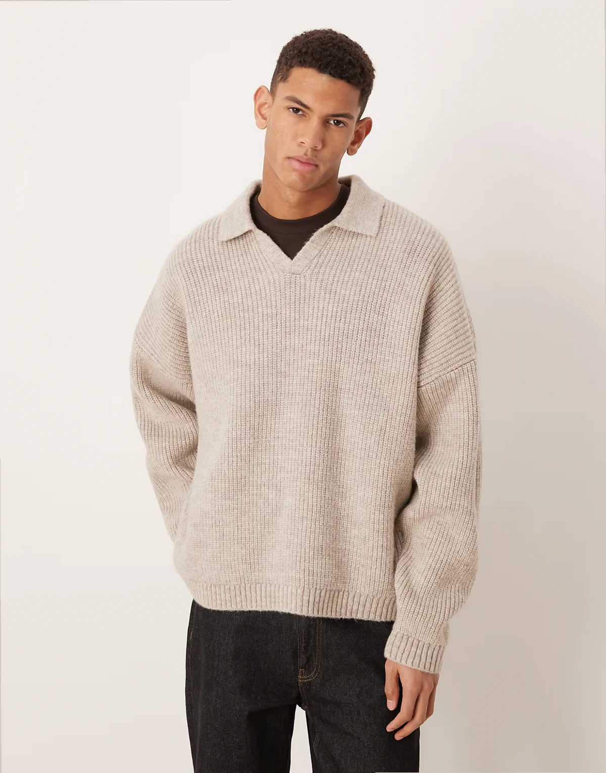– Kastiger Super-Oversize-Strickpullover in Beige mit Patentmuster und eingekerbtem Ausschnitt