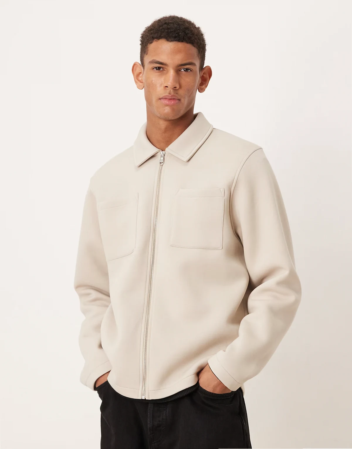 – Jacke aus schwerem, neoprenartigem Stoff in Beige mit Reißverschluss