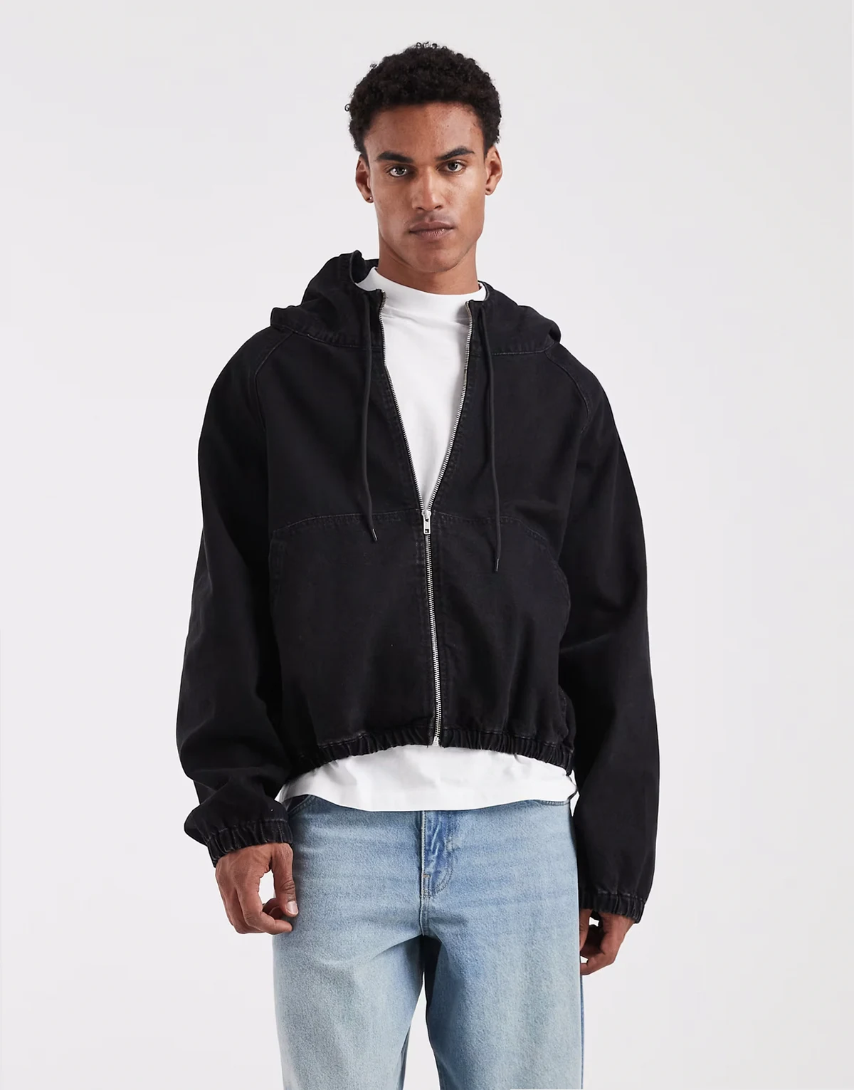 – Jeansjacke in verwaschenem Schwarz mit Kapuze