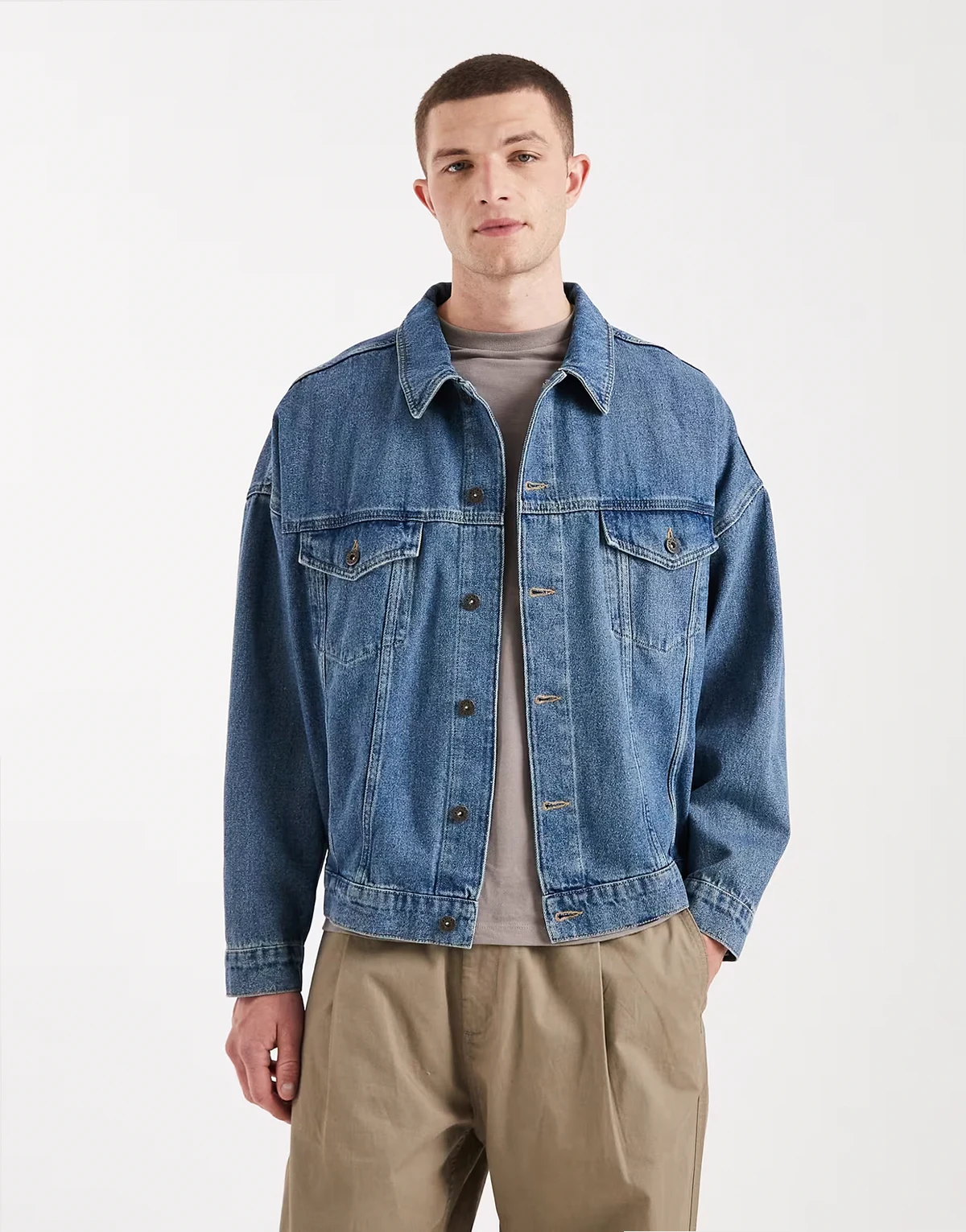 – Trucker-Jeansjacke in verwaschenem Mittelblau mit Oversize-Schnitt