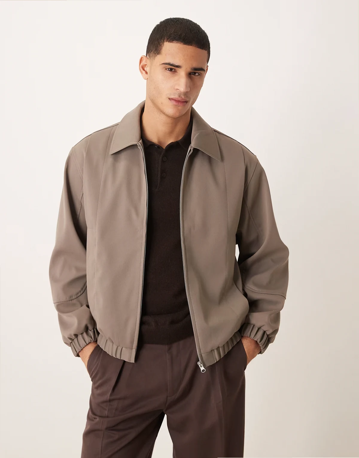 – Elegante, locker geschnittene Harrington-Jacke in dunklem Steinbeige