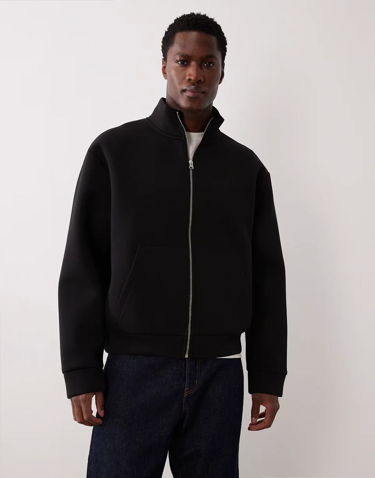 – Relaxed-Fit-Jacke aus schwerem Material in Neoprenoptik in Schwarz mit Reißverschluss