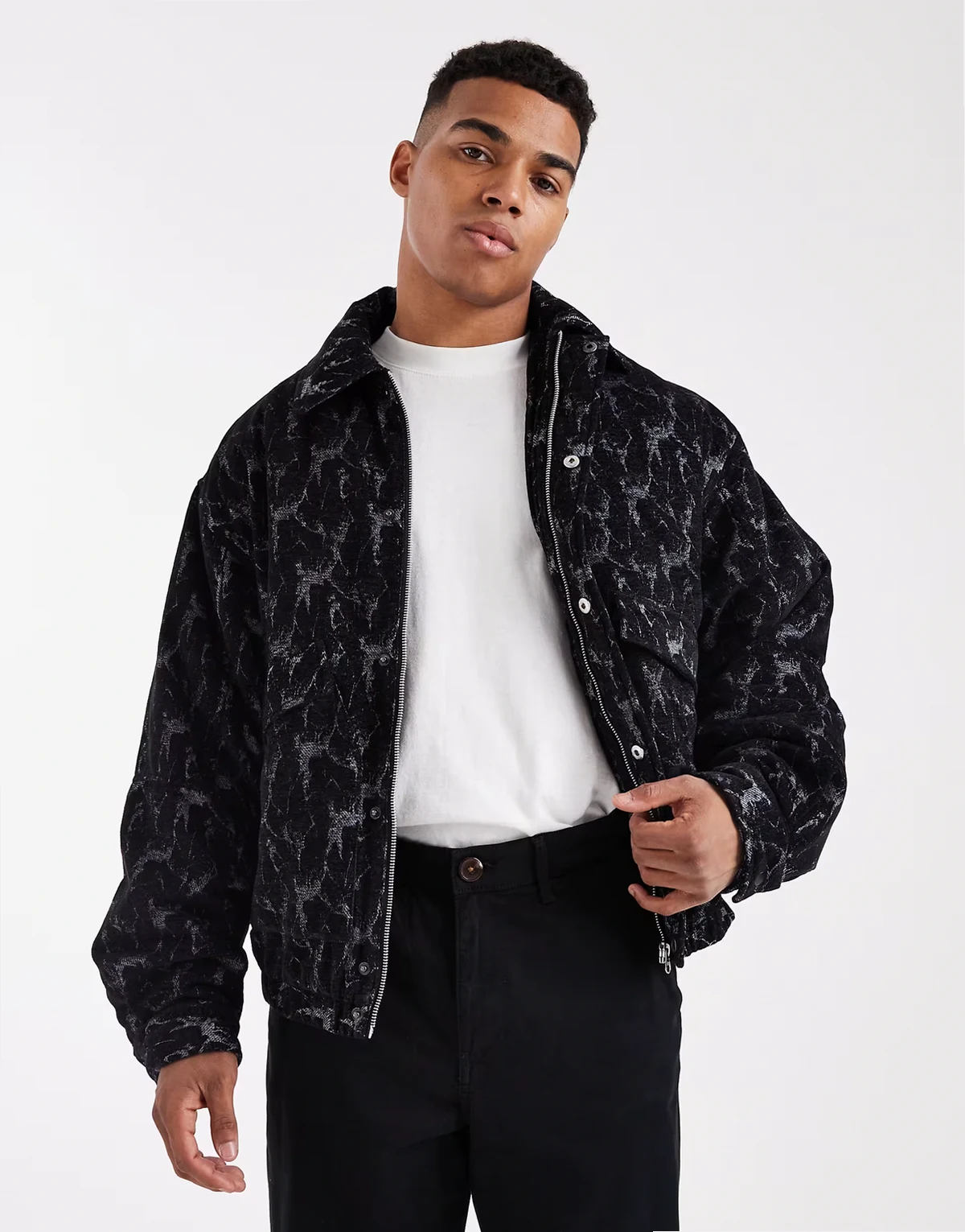 – Bomberjacke in Schwarz mit Jacquard-Muster
