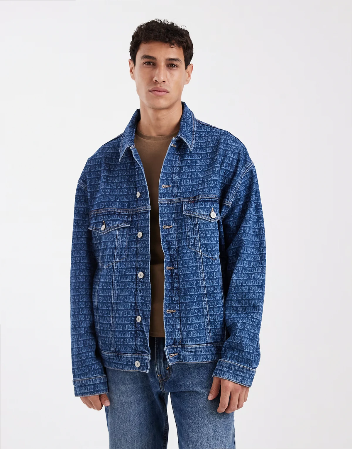 – Theo – Gemusterte Trucker-Jacke in mittelblauer Waschung mit Oversize-Passform