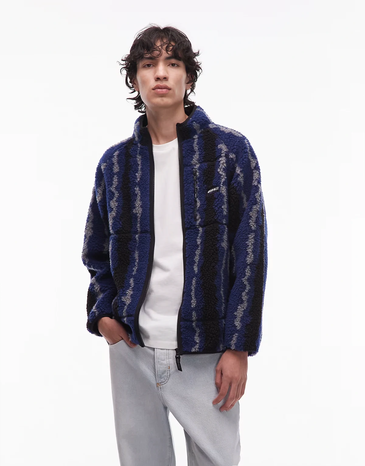 – Czarno-niebieska kurtka z kożuszka we wzór