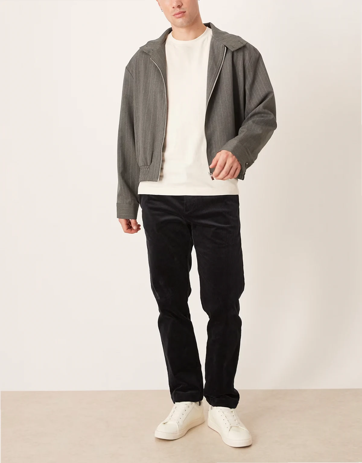 – Granatowe sztruksowe spodnie o zwężanym kroju