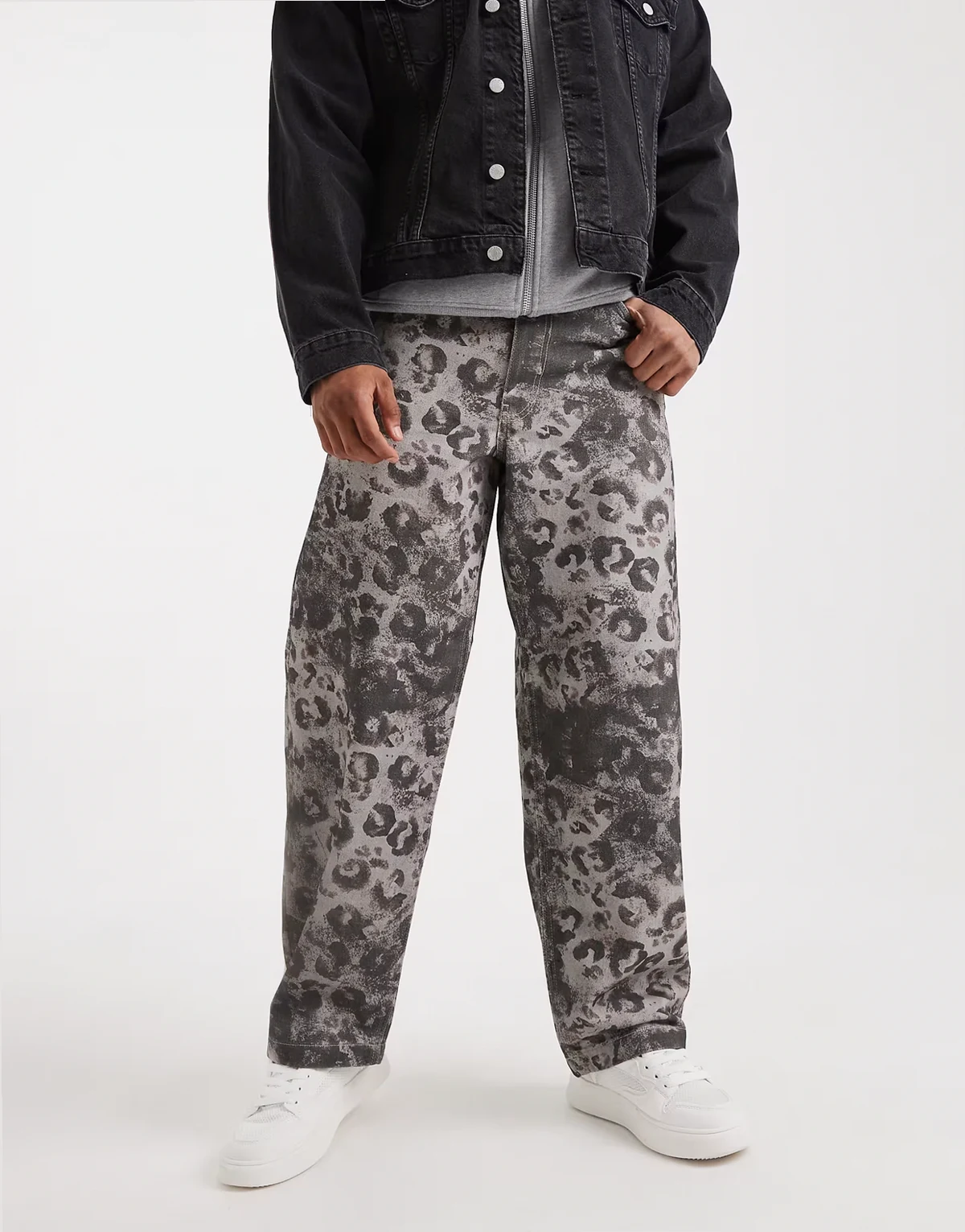 – Locker und gerade geschnittene Hose mit Leopardenmuster