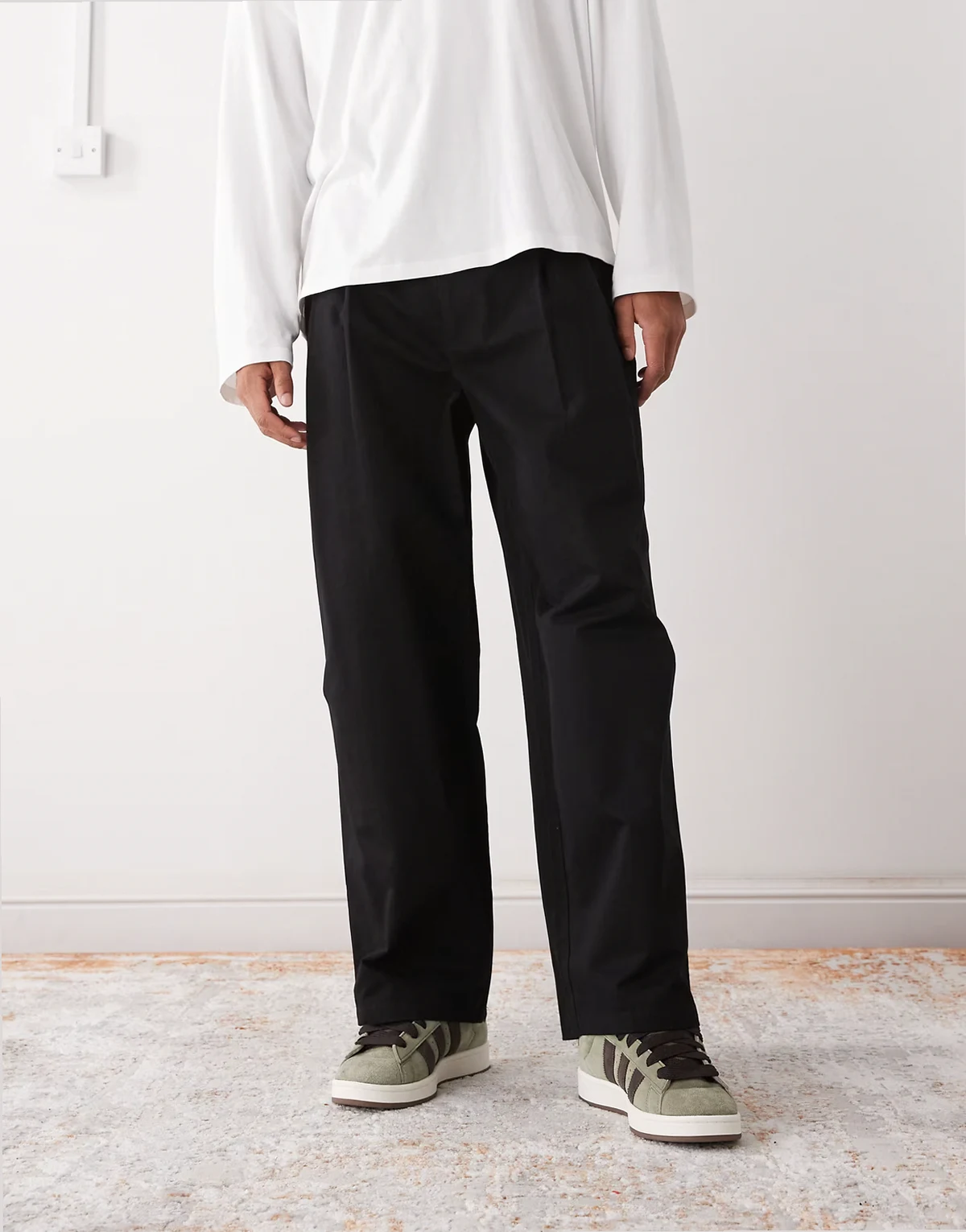 – Elegante Hose in Schwarz mit weitem Bein und doppelten Bundfalten