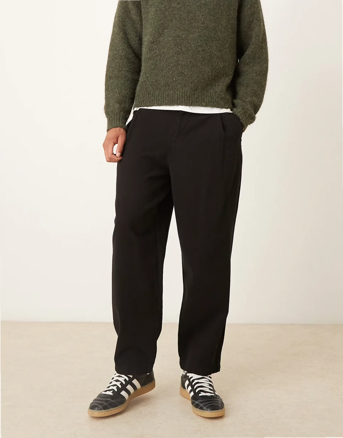 – Schmal zulaufende Relaxed-Fit-Hose aus Twill in Schwarz
