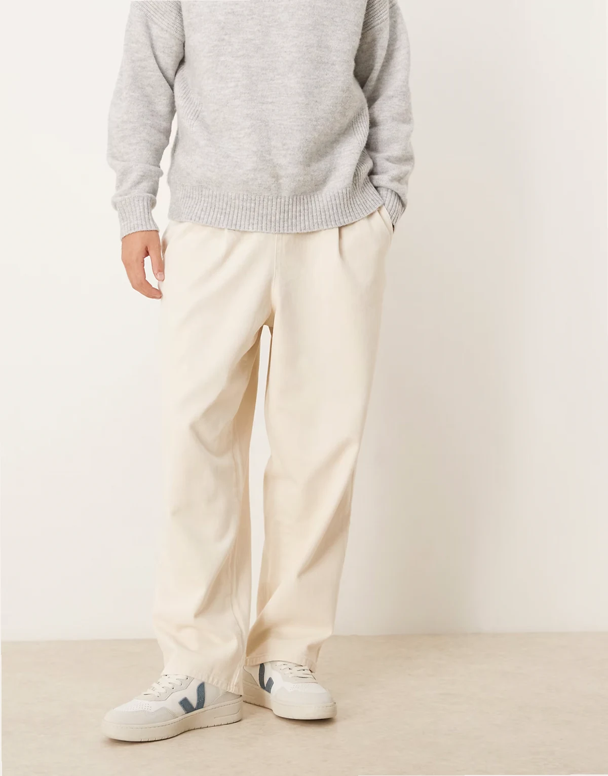 – Schmal zulaufenden Relaxed-Fit-Hose in Steinbeige mit elastischem Bund