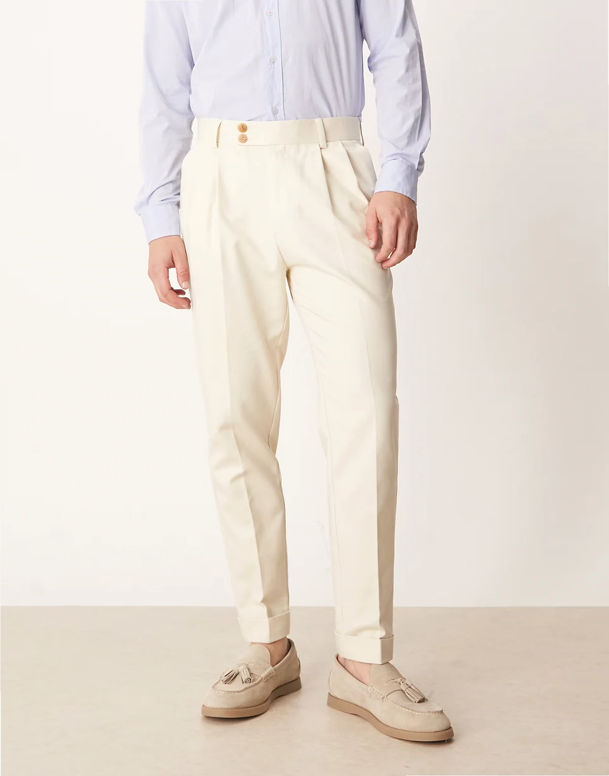 – Elegante, schmal zulaufende Hose in Beige mit sichtbaren Knöpfen