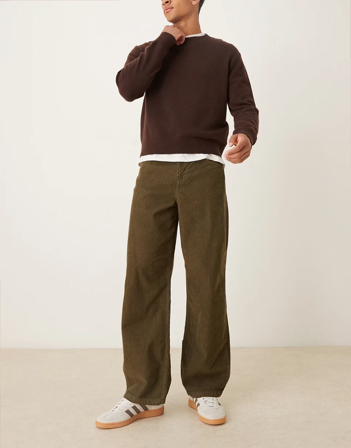 – Weite Cordhose in Khaki