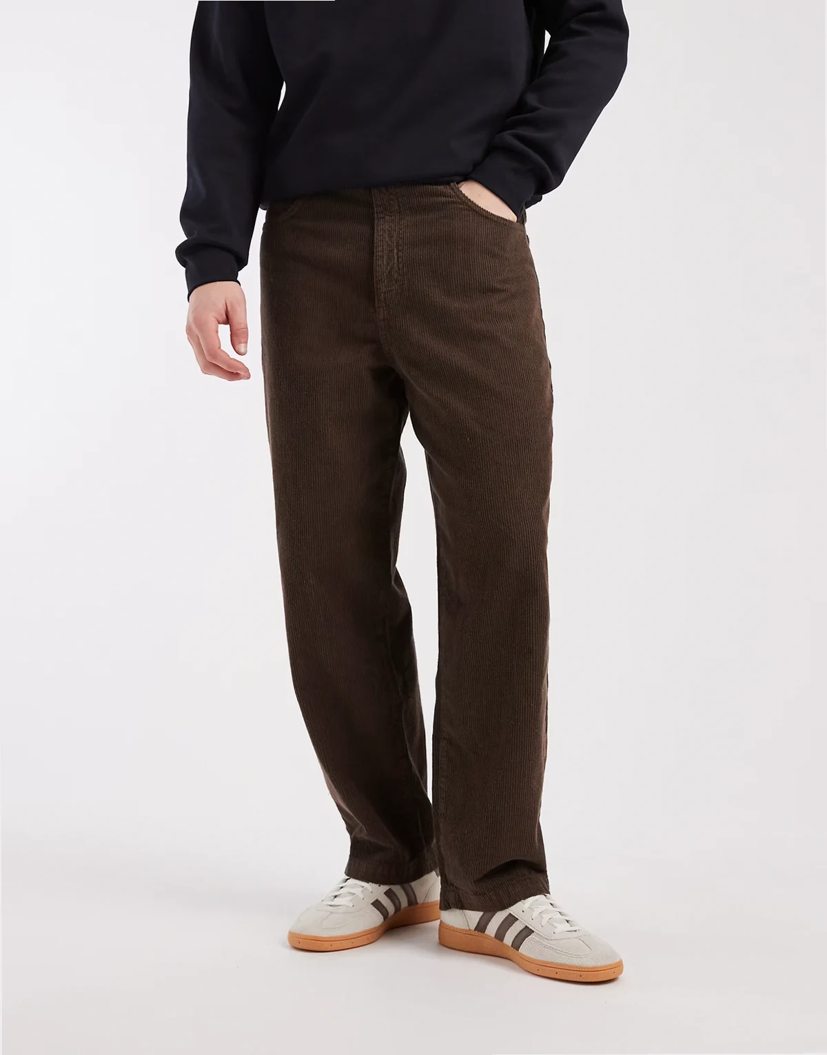 – Schmal zulaufende Relaxed Fit Hose aus Cord in Braun