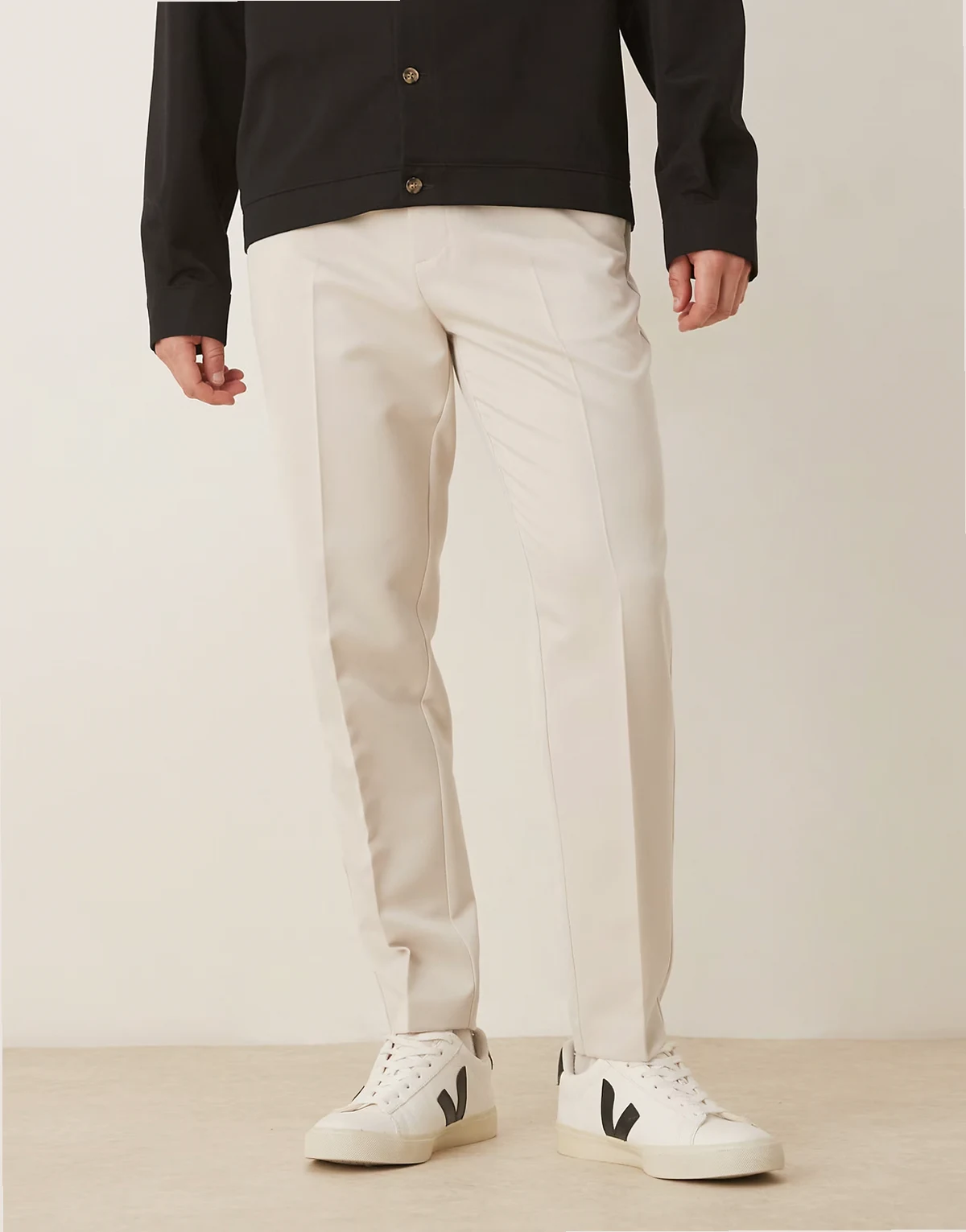 – Elegante schmal zulaufende Hose in Ecru mit elastischem Bund