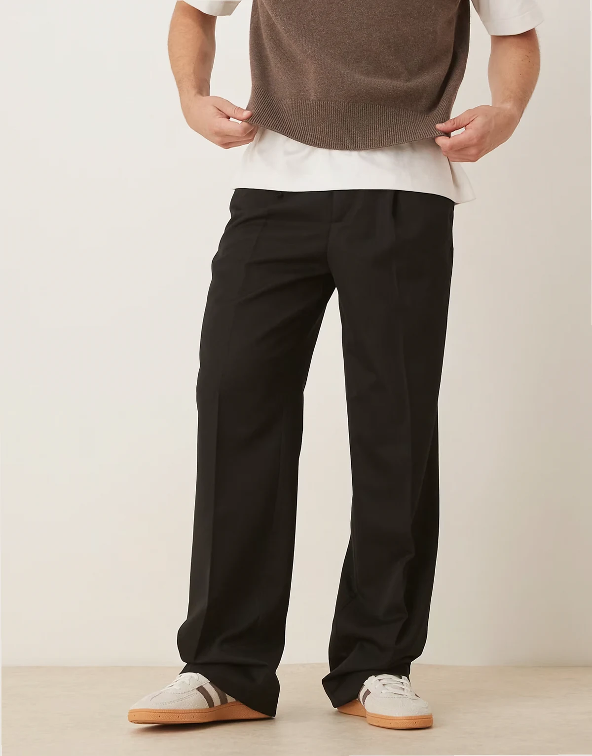 – Elegante Hose in Schwarz mit weitem Bein und Bundfalten