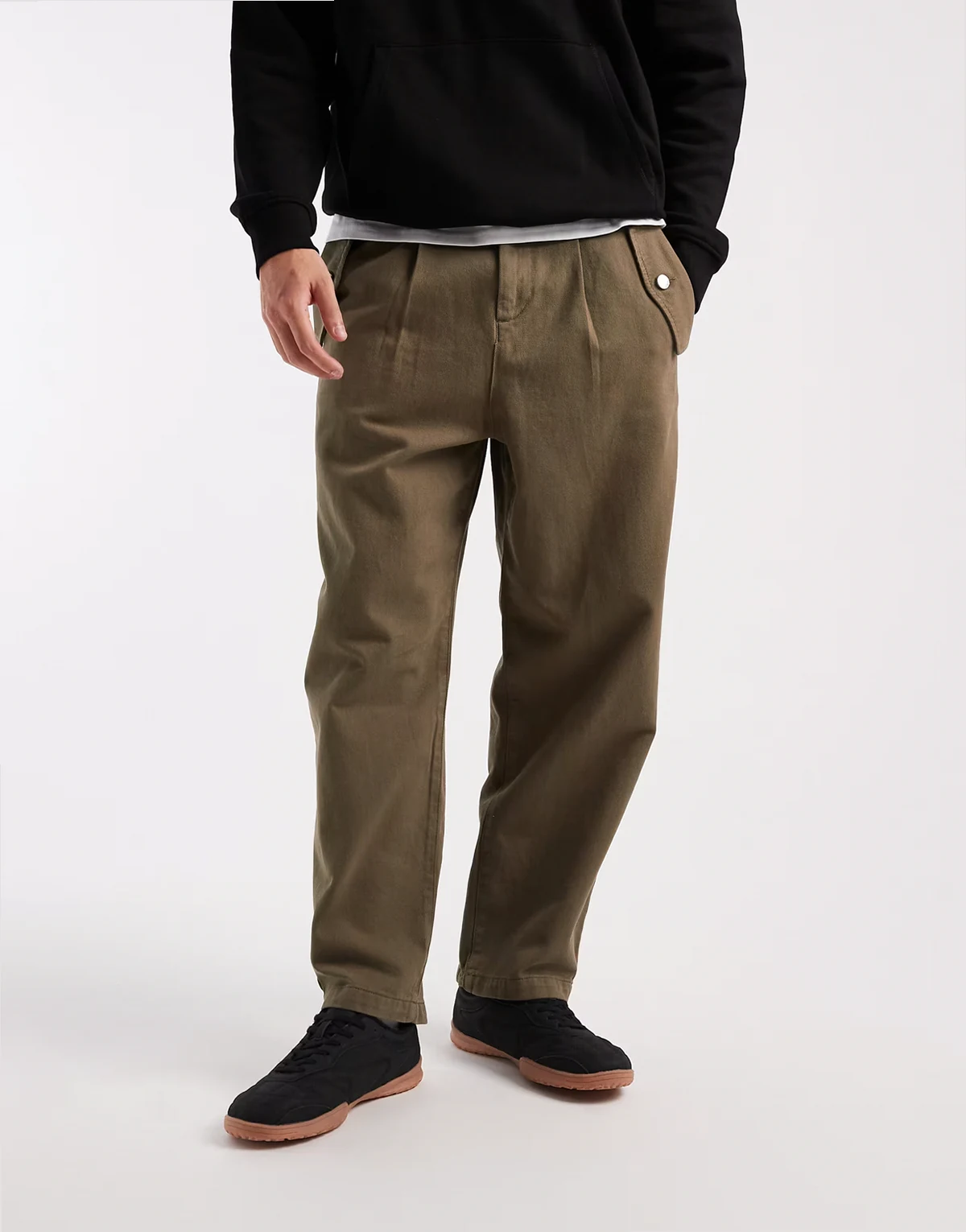 – Schmal zulaufende Hose in Khaki mit Taschendetail und lockerem Schnitt