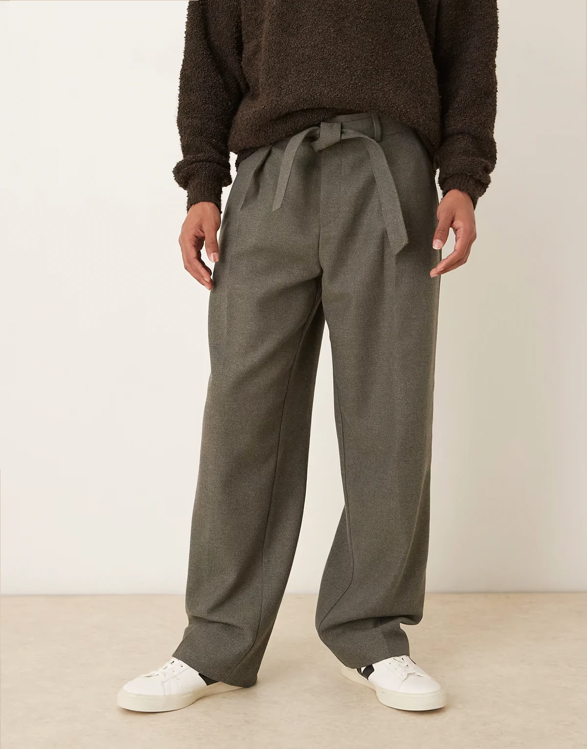 – Elegante Hose mit Wollanteil in Anthrazit mit Fischgrätmuster, weitem Bein, Bundalten und Gürteldetail