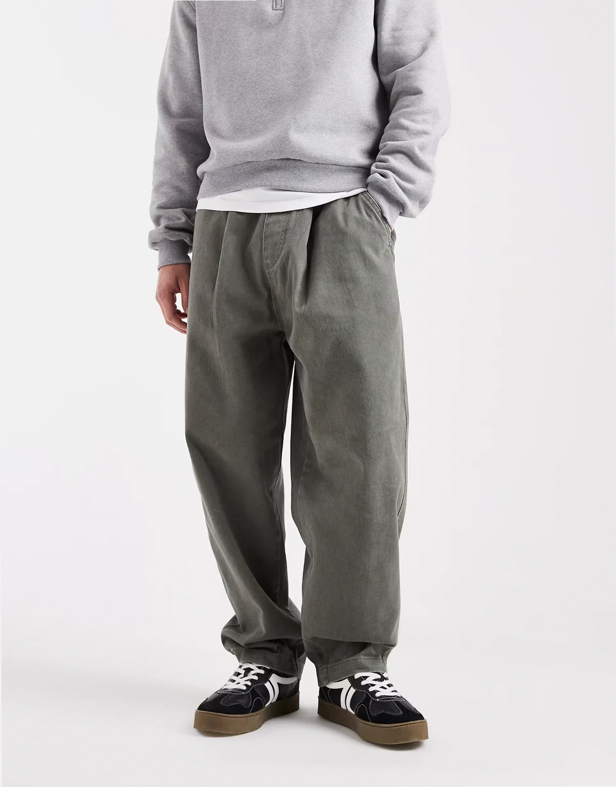 – Cordhose in Khaki mit abgerundetem Beinschnitt und Kordelzug