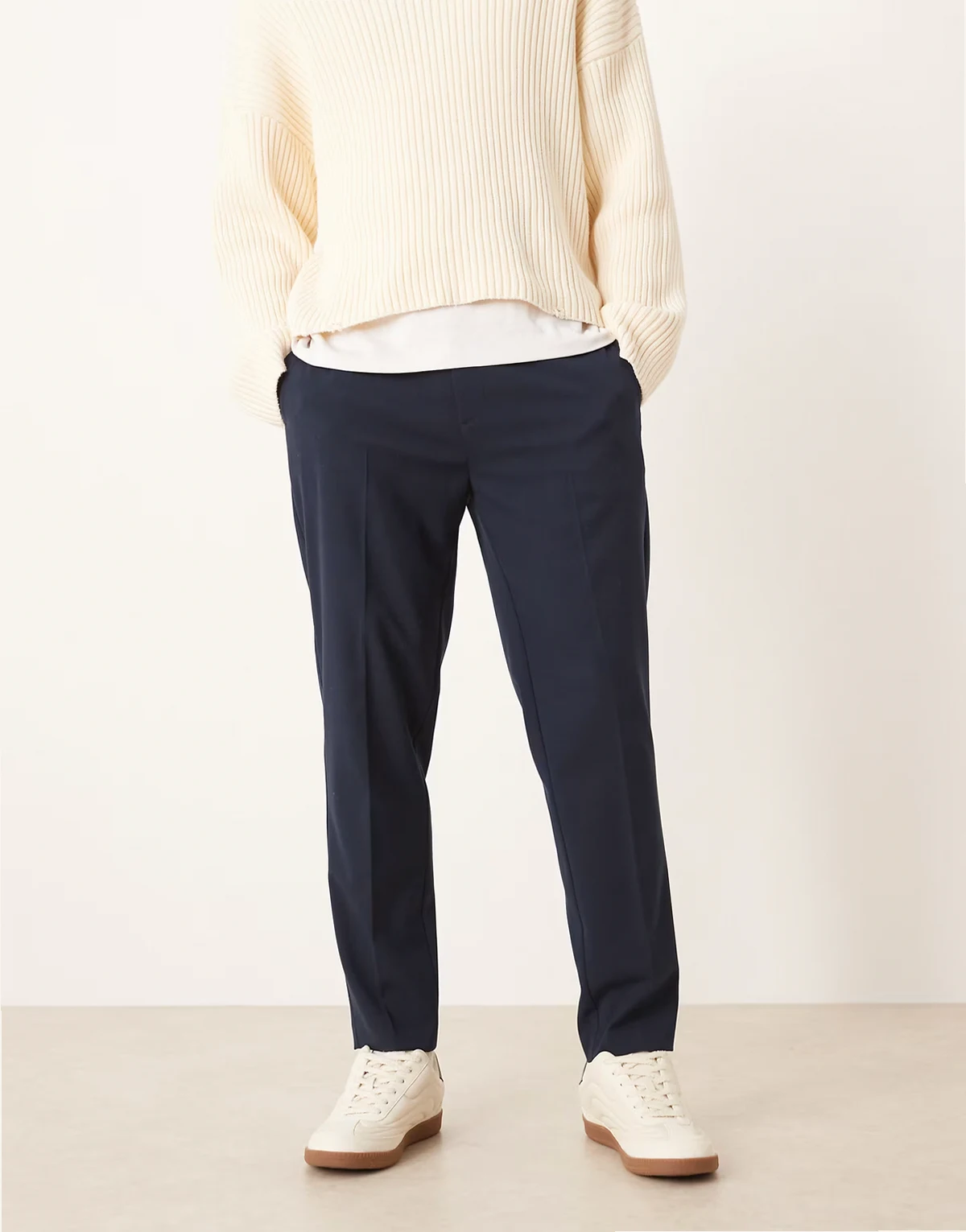 – Elegante, schmal zulaufende Hose in Marineblau mit elastischem Bund