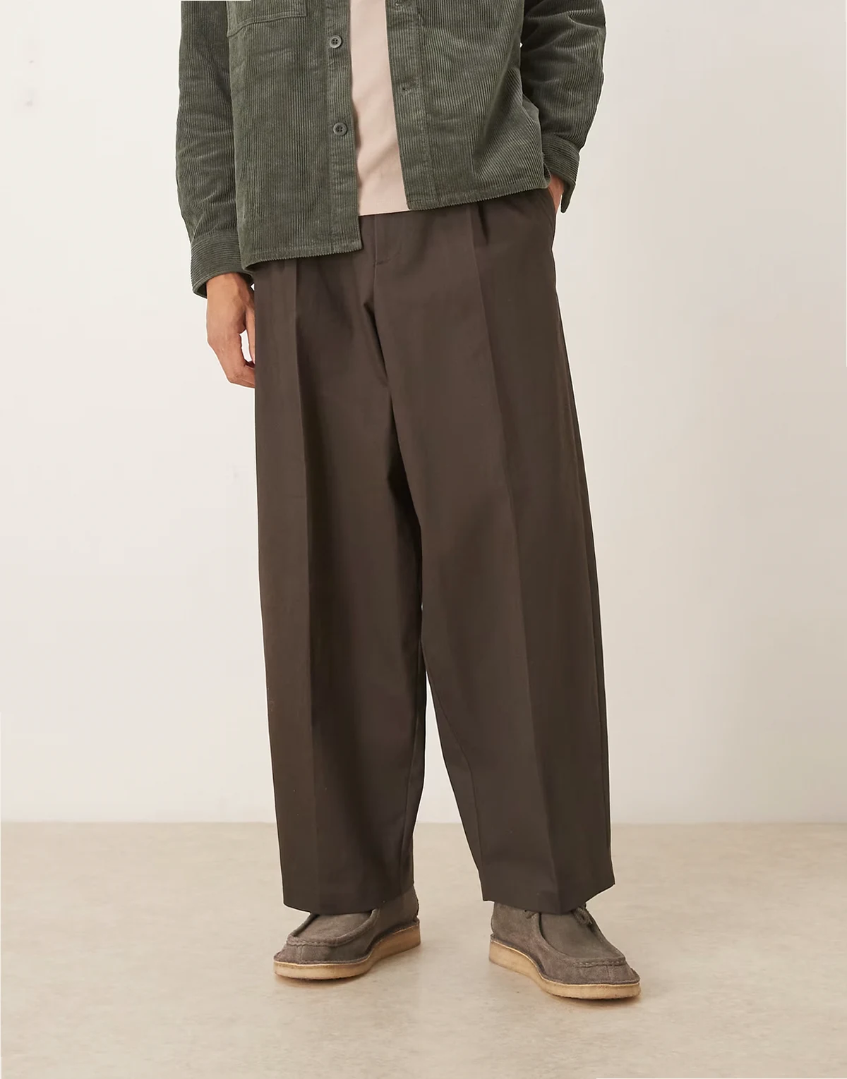 – Elegante Hose in Braun aus 100% Baumwolle mit stark zulaufendem Bein und Bügelfalte vorne