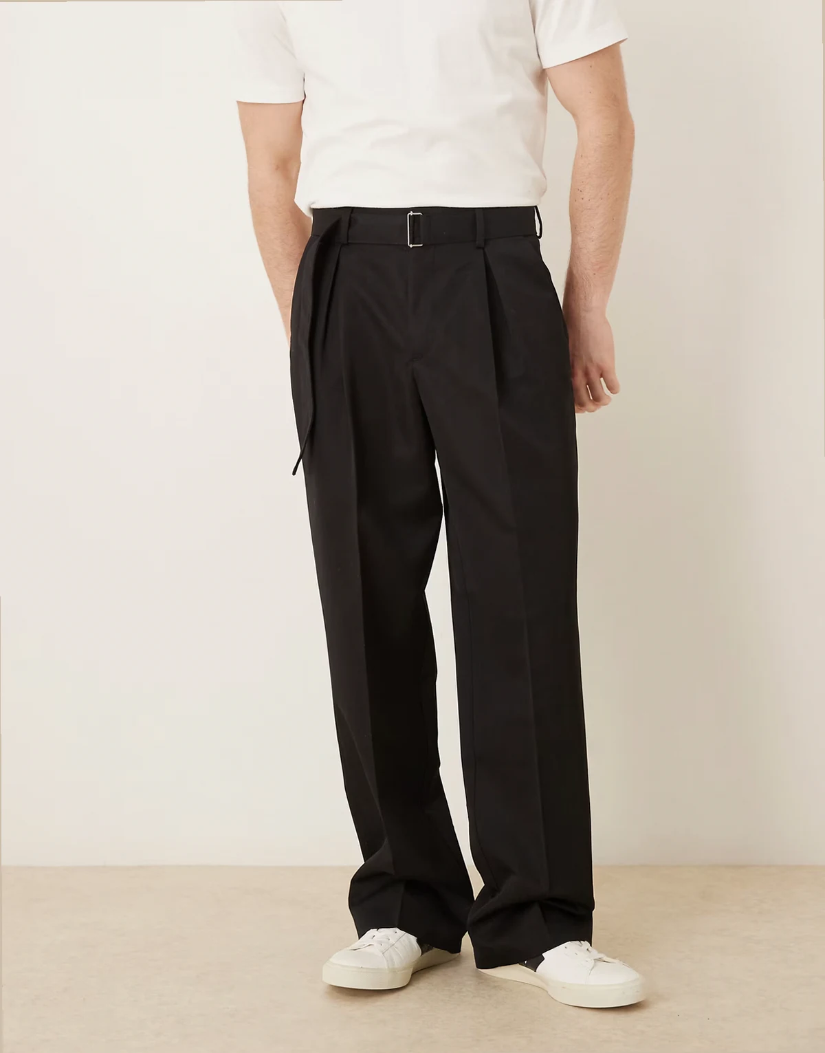 – Elegante Hose in Schwarz mit weitem Schnitt und Gürteldetail