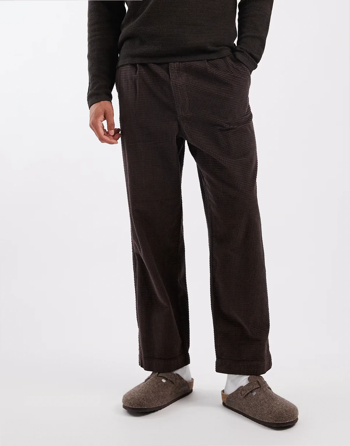 – Schmal zulaufende Relaxed-Fit-Hose aus Bubble-Cord in Braun