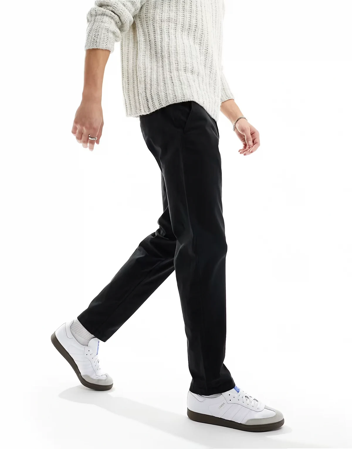 – Schmal zulaufende Chinohose in Schwarz