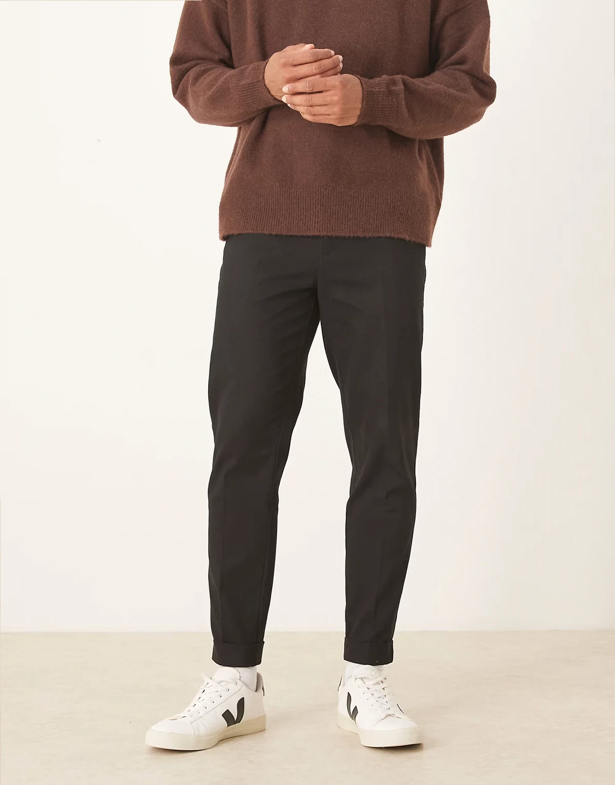 – Elegante, schmal zulaufende Hose aus 100% Baumwolle in Schwarz mit Umschlag