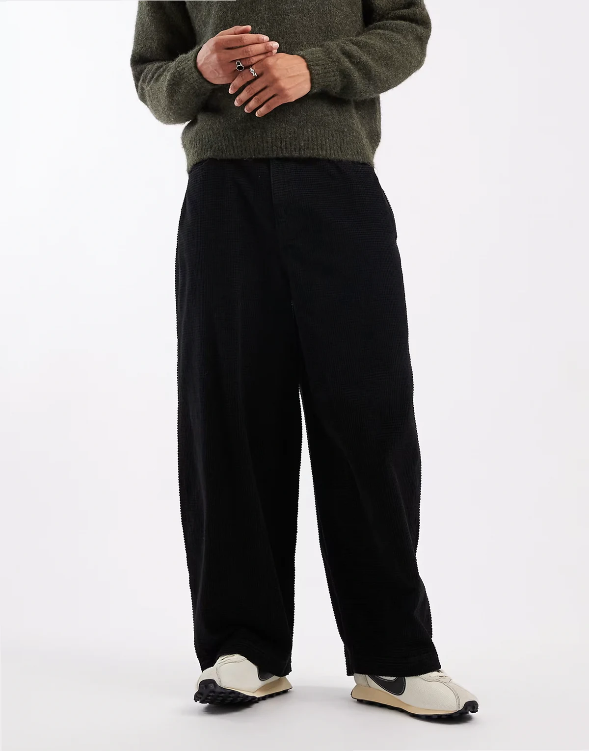 – Weite Oversize-Hose aus Bubble-Cord in Schwarz