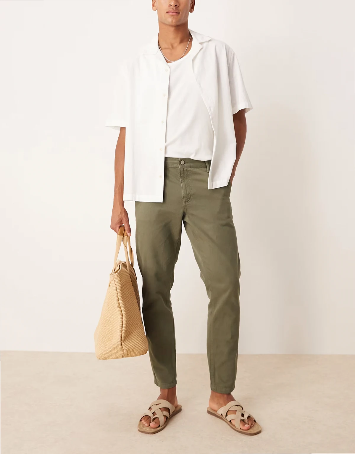 – Schmal zulaufende Chinos in Khaki