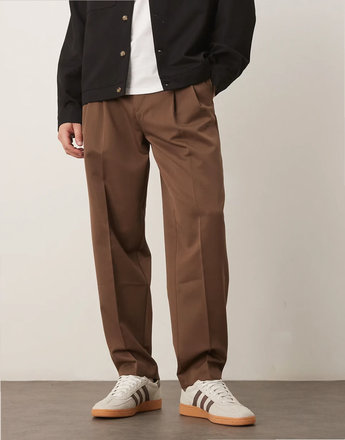 – Elegante, schmal zulaufende Oversize-Hose in Braun mit Doppel-Bundfalten