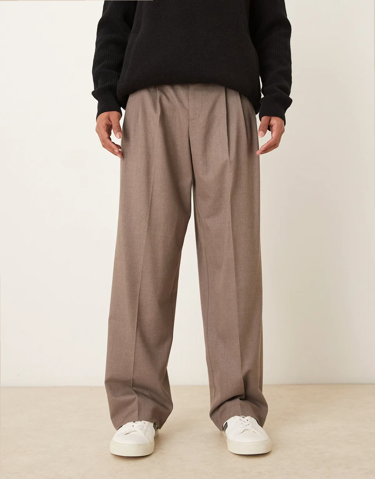 – Elegante Flanell-Hose in Beige mit weitem Bein und dreifachen Bügelfalten